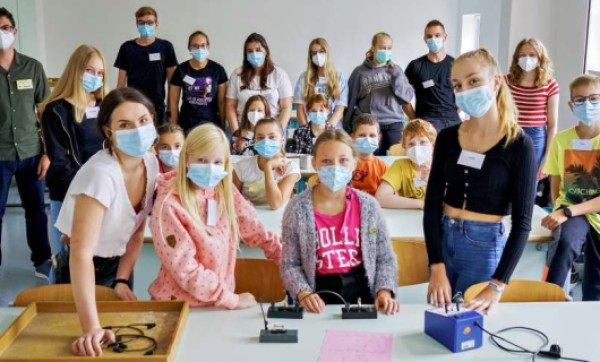 Die Schüler der Schülerfirma Auxxilium helfen bei der Organisation des Sommercampus des Francisceums in Zerbst. In diesem Raum wird experimentiert. Fotos: Kaya Krahn
