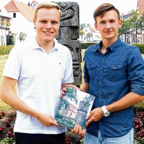 Nils Benkwitz (links) und Bennet Rietdorf präsentieren ihr Buch über das Zerbster Francisceum. Foto: Thomas Kirchner