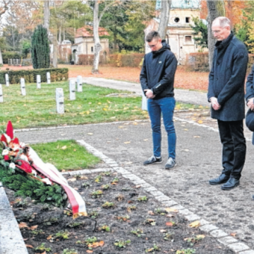 Bürgermeister Andreas Dittmann legt gemeinsam mit dem Stadtratsvorsitzenden Wilfried Bustro und Schülern des Francisceum einen Kranz auf dem Ehrenfriedhof nieder. (Foto: Thomas Kirchner)
