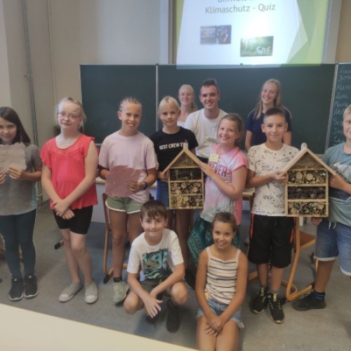 Die neuen Schüler basteln Insektenhäuser mit der Umwelt-AG