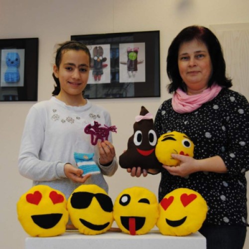 Die Schülerin Maryam Al Laban und Gestalterin im Handwerk Sabine Brauns präsentieren die kreativen Stoffprodukte. (Foto: Paul Schulz)