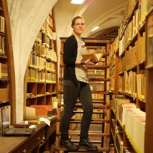 Elena Kiesel in der Francisceums-Bibliothek. Etwa 500 Bücher prüft sie beim Erstcheck pro Tag auf Hinweise von Vorbesitzern. (Foto: Arlette Krickau)