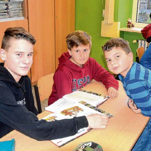 Von links: Carlo aus der 7. Klasse steht Maximilian und Jonas beim Schnupperunterricht in Latein zur Seite. Foto: Thomas Kirchner