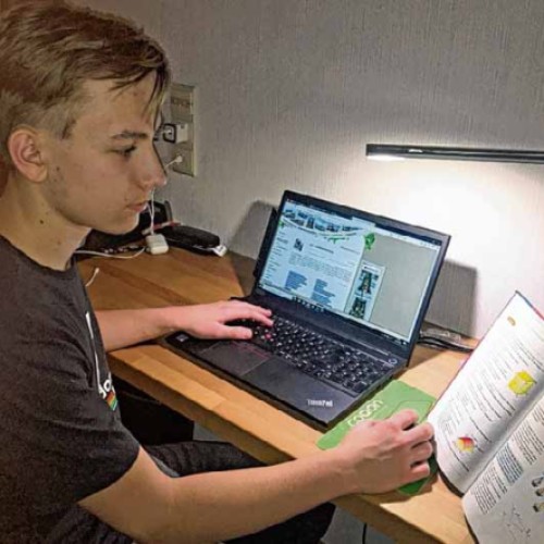 Zehntklässler Hannes Krüger (16) bedauert, beim Lernen derzeit ganz allein zu sein. Foto: Iris Krüger