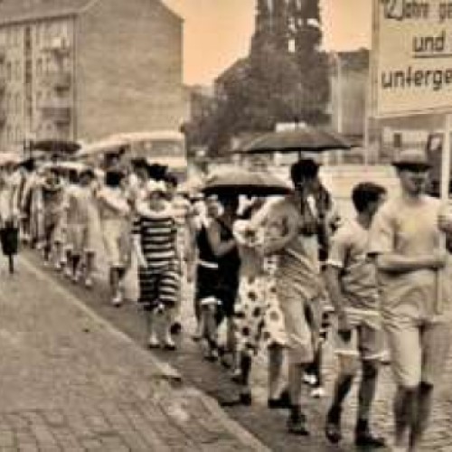 Seit je her ziehen Schüler am letzten Schultag kostümiert durch die Stadt, so auch der Abiturjahrgang 1967 der EOS. Foto: Jürgen Schmidt