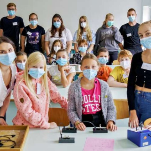 Die Schüler der Schülerfirma Auxxilium helfen bei der Organisation des Sommercampus des Francisceums in Zerbst. In diesem Raum wird experimentiert. Fotos: Kaya Krahn