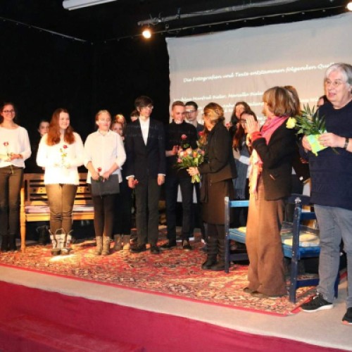Mehr als 20 Akteure der Theatergruppen aus dem Francisceum und der Essenzenfabrik waren an der Szenischen Lesung in der Essenzenfabrik beteiligt. (Foto: Thomas Kirchner)